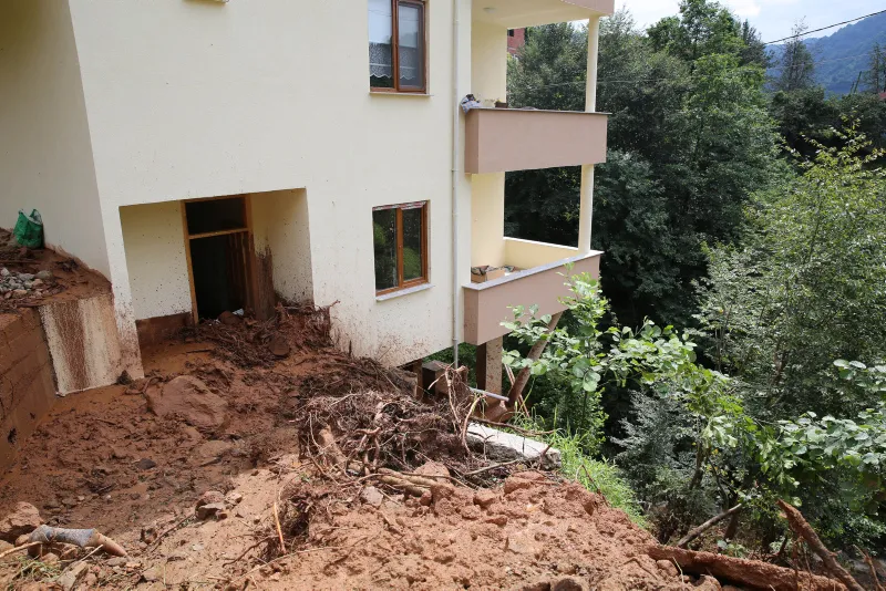 Rize'de 1 ev çöktü, 22 ev boşaltıldı, mahsur kalanlar kurtarıldı - 8