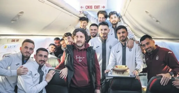 Trabzonspor’un kaptanı Uğurcan Çakır’a uçakta jest