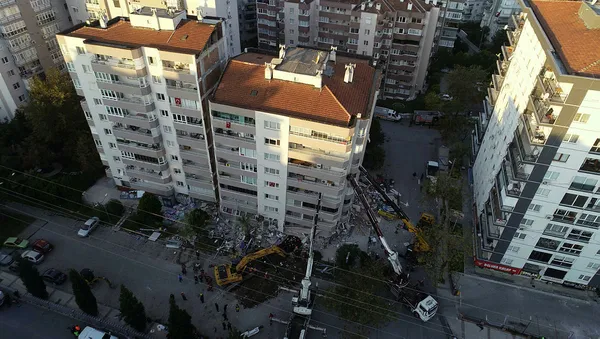 izmir-bayraklida-yan-yatan-bina-3-vincle-desteklenerek-arama-kurtarma-calismalari-yapiliyor-1604129267141.jpg İzmir Bayraklı'da yan yatan bina 3 vinçle desteklenerek arama kurtarma çalışmaları yapılıyor-2