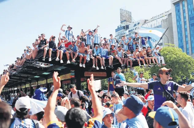 Dünya kupası şampiyonu arjantin zaferini halkıyla kutladı! Takım uçağını 100 bin kişi takip etti,  2 gün resmi tatil ilan edildi