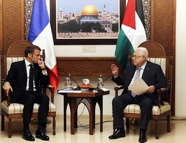 Filistinliler, Katil İsrail'e destek veren Fransa Cumhurbaşkanı Macron'un ziyaretini protesto etti-3