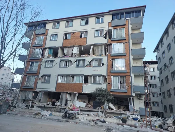 hatayli-can-derdinde-lutfu-savas-mal-pesinde-kardesinin-cantasi-icin-itfaiyeye-seferberlik-emri-1676953094526.jpg Hataylı can derdinde Lütfü Savaş mal peşinde: Kardeşinin çantası için itfaiyeye seferberlik emri-4