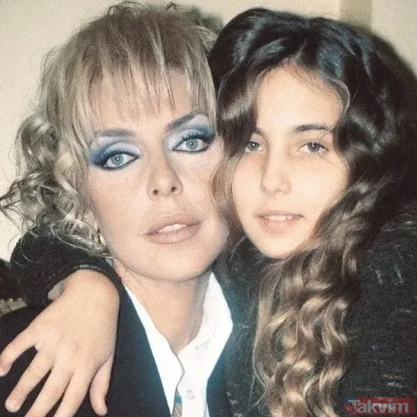 "Anne Çok Acı Çekiyorum" Anjelik Calvin, Daha Önce Yaptığı Bir Paylaşımda Da Şu İfadeleri Kullanmıştı: "Anne Çok Acı Çekiyorum... Derin Bir Izdırap...