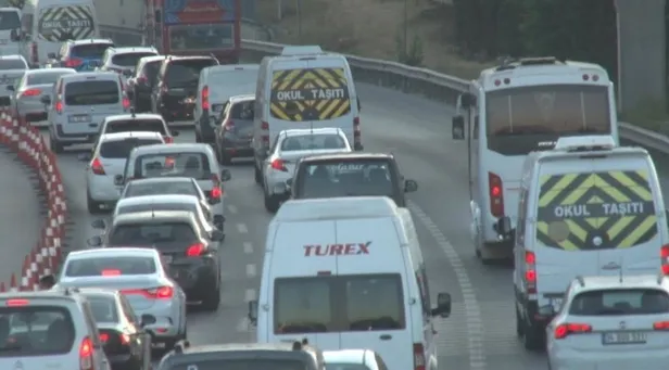 İstanbul’da eğitim öğretim döneminin başlamasıyla birlikte trafikte yoğunluk oluştu-1