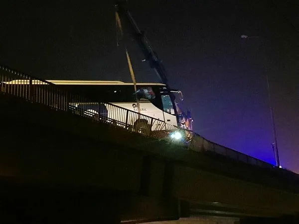 Son dakika: Gece yarısı adeta facia: Kocaeli TEM otoyolunda araç kaza yaptı 30 kişi 30 metre yükseklikte dehşeti yaşadı-6