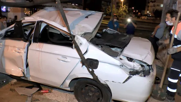 Avrasya Tüneli girişinde takla atan otomobil duvara çarptı: 1 ölü, 2 yaralı-3