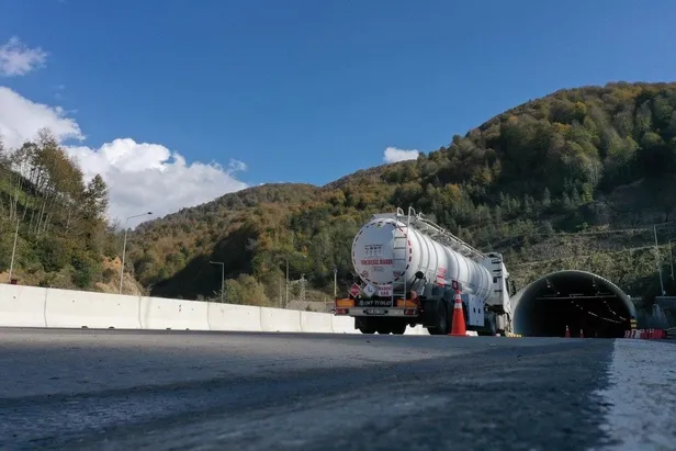 bolu-dagi-tuneli-torenle-hizmete-acildi-tunelin-toplam-uzunlugunu-3-bin-115-metreye-cikarildi-1699353959494.jpeg Bolu Dağı Tüneli törenle hizmete açıldı! Tünelin toplam uzunluğunu 3 bin 115 metreye çıkarıldı-13
