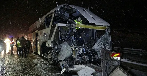 Samsun’da korkunç kaza! Yolcu otobüsü tıra çarptı