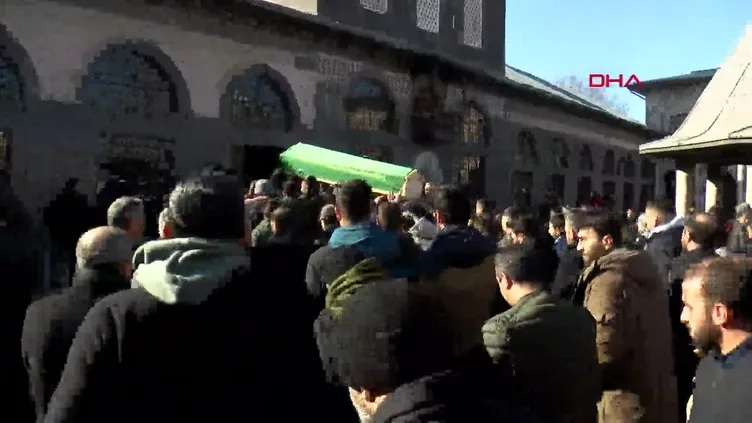 ▶️ "Filozof Ramazan - Diyarbakırlı Ramazan Hoca" olarak bilinen Ramazan Pişkin'in cenazesi toprağa verildi!