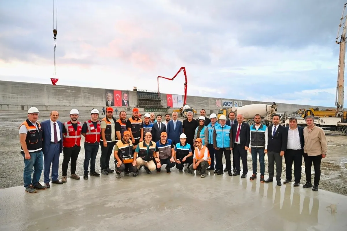 1786985886555.jpeg Karadeniz'deki lojistik gücünü taçlandıracak! İyidere Lojistik Limanı'nda kritik aşama tamam: Ana mendirekte son beton döküldü-3