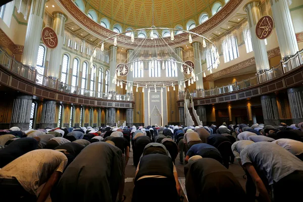 taksim-camii-ikindi-namazinda-da-doldu-1622216743838.jpg Taksim Camii ikindi namazında da doldu... Mesafe kuralına uyulurken turistler hatıra fotoğrafı çekti-1