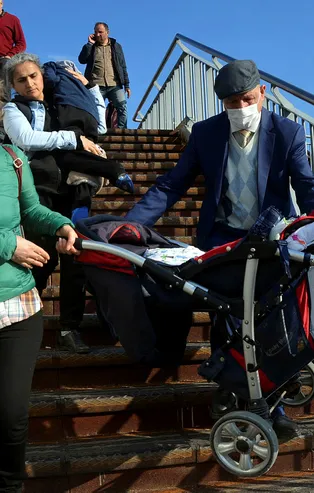 İETT mağduriyet yarattı! Bakıma alınan asansör nedeniyle engelli yaşlı ve bebekliler zor durumda kaldı