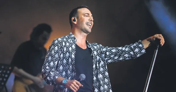 Sahnede duygu dolu anlar! Oğuzhan Koç nişanlısı Demet Özdemir'i şarkısıyla ağlattı