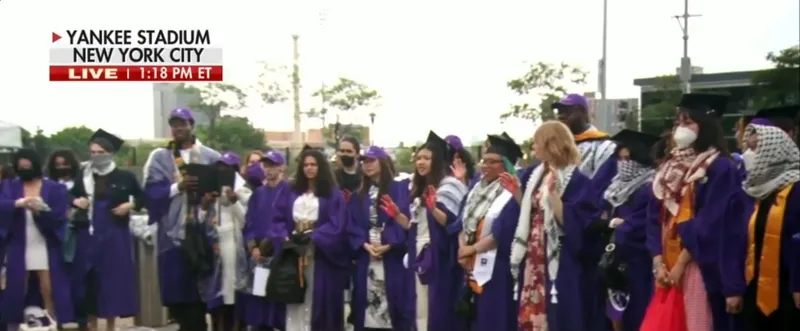 abdde-new-york-universitesi-mezuniyetine-filistin-damga-vurdu-ogrenciler-diplomalarini-yirtti-1715805491463.jpg ABD üniversitelerinde devrim gibi gösteriler! New York Üniversitesi mezuniyetine Filistin damga vurdu! Öğrenciler diplomalarını yırttı!-2