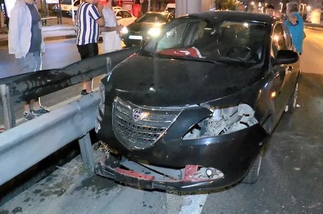 Son dakika: Avcılar'da feci kaza! Bariyerlere çarpan otomobilin sürücüsü ağır yaralandı