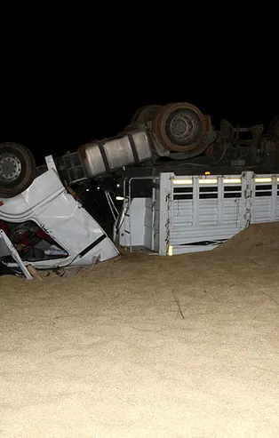 Manisa'da arpa yüklü tır ters döndü! Yaralılar var