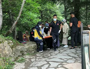 Sümela’ya giden patika yola yamaçtan taş düştü