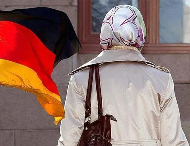 Berlin’de başörtülü kadına ırkçı saldırı!