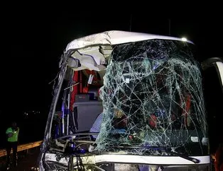 Yolcu otobüsü tıra çarptı! 1 ölü, 43 yaralı