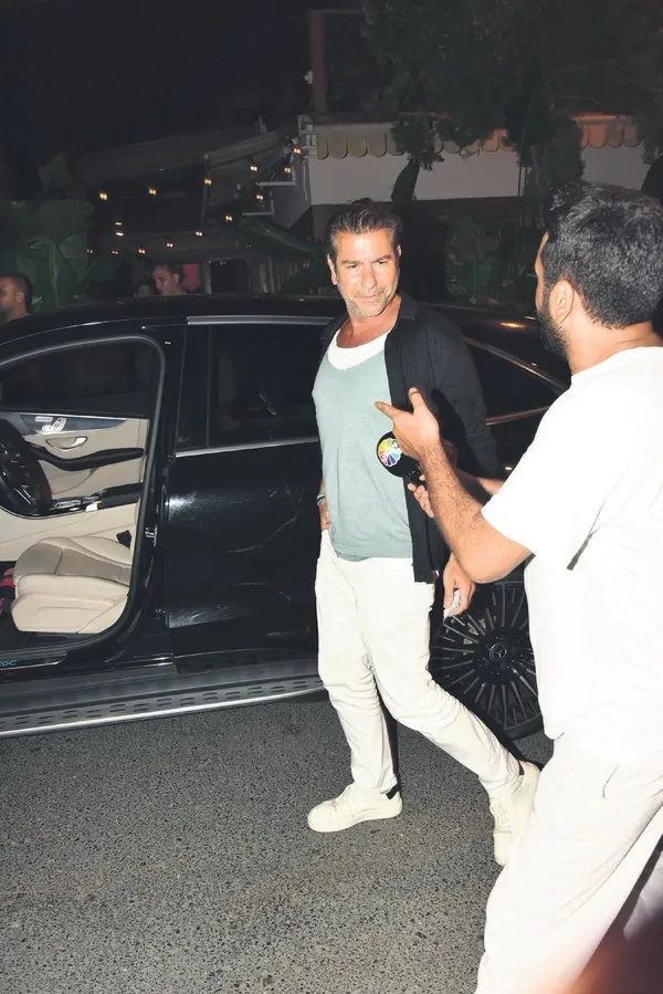 guzel-sunucu-asli-turanlidan-luks-arabali-nispet-olayli-ayrildigi-eski-sevgilisiyle-karsilasinca-1692828018884.jpeg Güzel sunucu Aslı Turanlı'dan lüks arabalı nispet! Olaylı ayrıldığı eski sevgilisiyle karşılaşınca...-3