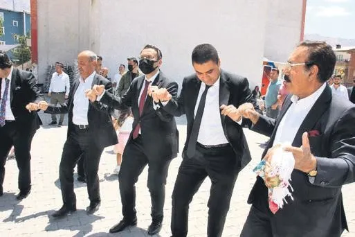 Normalleşme sonrası düğünler başladı: Hakkari'deki Sılehi aşiretinde ise hem aşı hem de takı rekoru kırıldı-2