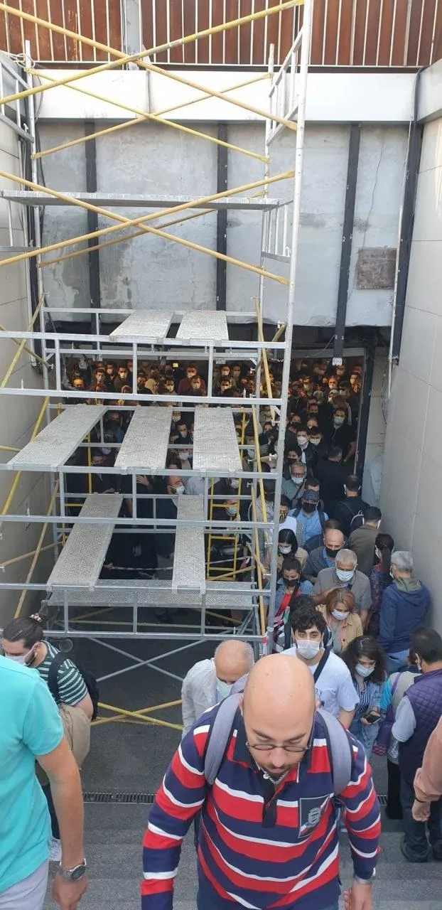 Uzunçayır Metrobüs durağında akılalmaz görüntü! Şantiye mi metrobüs durağı mı?