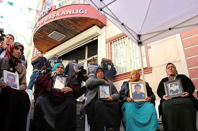 Avrupa Parlamentosu üyesi Zdechovsky'den "Diyarbakır anneleri"ne sürpriz ziyaret