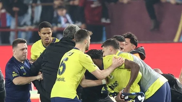 Trabzonspor - Fenerbahçe maçı sonrası saha karıştı: Sahaya giren taraftarlar futbolcularla kavga etti! İşte o görüntüler