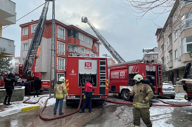 Pendik'te 5 katlı binanın çatısında yangın