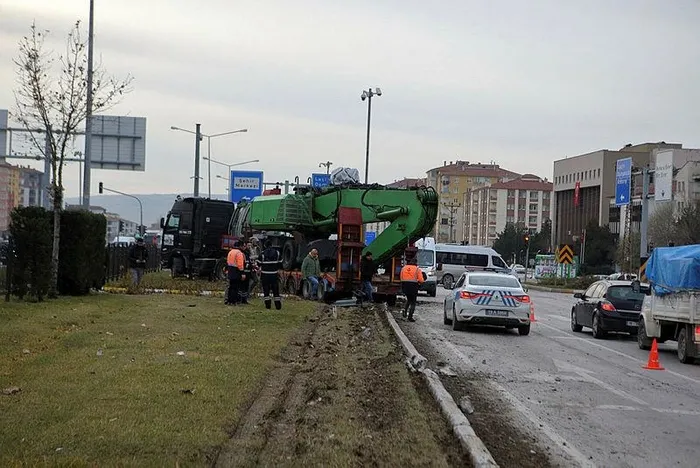 Çorum'da TIR sürücüsü felaketi önledi: Işıkta bekleyen araçlara çarpmamak için manevra yaptı refüje çıktı-3
