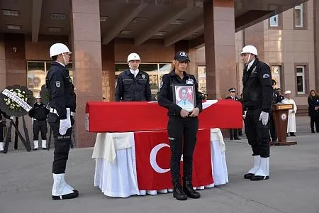 Silah arkadaşı şehit eşini son yolculuğuna uğurladı-1