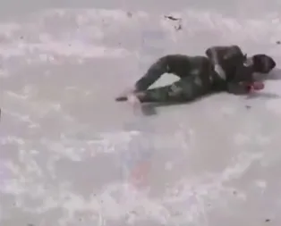 Son dakika: Barış Pınarı Harekatından sıcak görüntü! Keskin nişancı YPGli teröristi böyle avladı