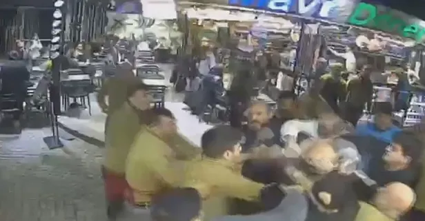 Fatih’te esnaf kavgası: Tekmeli yumruklu tartışma kamerada