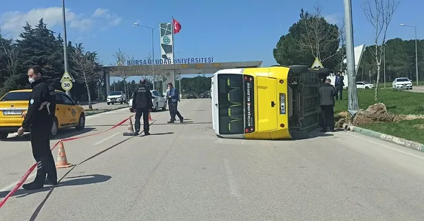 Bursa’da kontrolden çıkan yolcu midibüsü direğe çarptı yan yattı