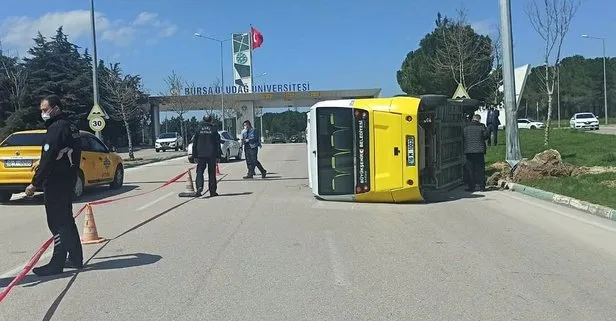 Bursa’da kontrolden çıkan yolcu midibüsü direğe çarptı yan yattı