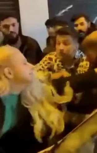 İstiklal Caddesi'nin ortasında saç saça baş başa kavga! 2 kadın birbirine girdi