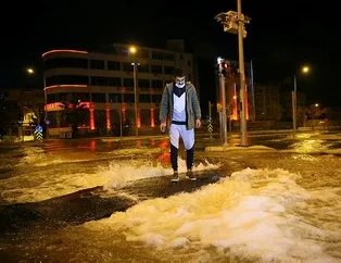 Patlayan su borusu caddeleri göle çevirdi