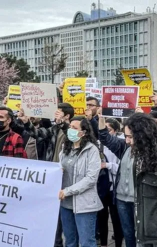 İBB'nin yüzde 40'lık ulaşım zammına tepkiler çığ gibi! İBB binasının önünde protesto: Ulaşım haktır satılamaz