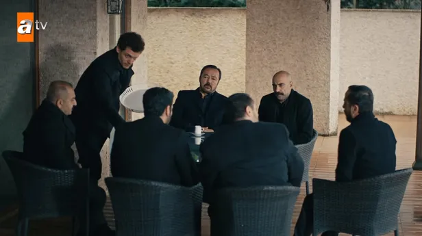 cendereye-alip-demiri-tavinda-dovdu-edho-189-bolum-fragmani-yargi-dagitiyor-bos-gurultuye-pabuc-birakmayacak-1617431420037.jpg Ketenpereye getirecek cendere! EDHO 189. bölüm fragmanı: Köşeye sıkıştırdı demiri tavında dövüyor!-4