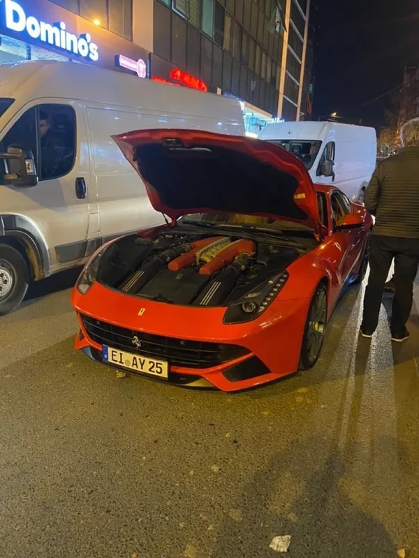 almanyadan-turkiyeye-gelen-5-milyon-lira-degerindeki-ferrari-f12-berlinetta-kagithanede-yolda-kaldi-calistirilamadi-1607754690305.jpg Almanya'dan Türkiye'ye gelen 5 milyon lira değerindeki Ferrari F12 Berlinetta Kağıthane'de yolda kaldı çalıştırılamadı-5