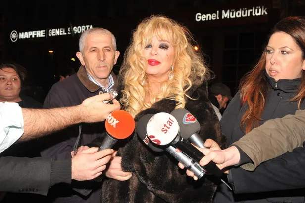 35-yil-tekerlekli-sandalyede-yasadi-109dan-76-kiloya-indi-65lik-zerrin-ozerin-6-ayda-33-kilo-verdiren-diyeti-1697056812580.jpg 65'lik Zerrin Özer'in 6 ayda 33 kilo verdiren mucize diyeti, 3.5 yıl tekerlekli sandalyeydi 109'dan 76 kiloya düştü!-4