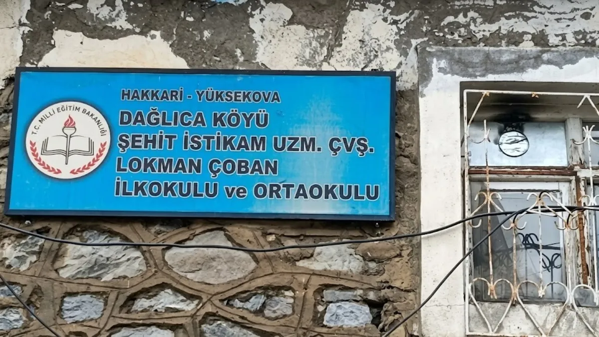 Hakkari Dağlıca'da okul yangını: Türk Bayrağını alevlerin arasından kurtardı
