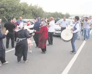 ‘Davulsuz çıkmam’ dedi damadı 3 saat bekletti