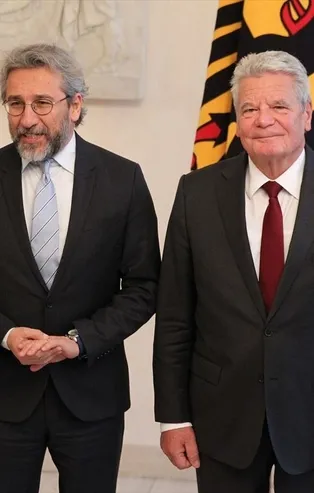 Vatan haini Can Dündar'dan alçak paylaşım