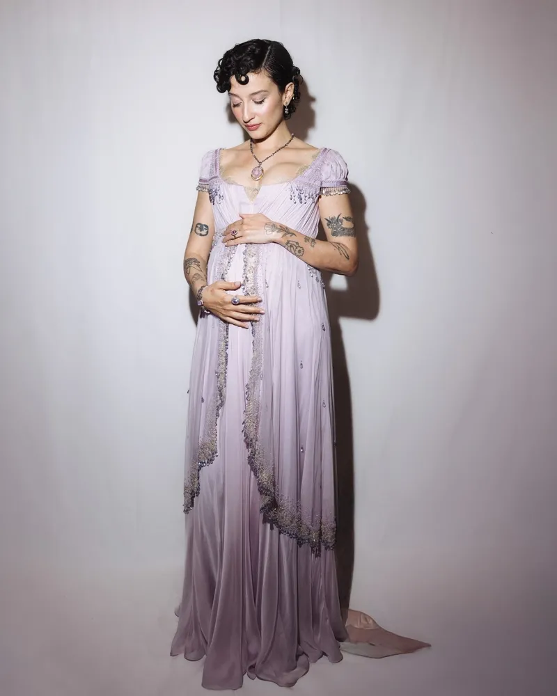 minik-diva-bebe-yolda-melike-sahin-konserde-hamile-oldugunu-acikladi-1777406892320.jpeg Minik diva bebe yolda: Melike Şahin konserde hamile olduğunu açıkladı-12