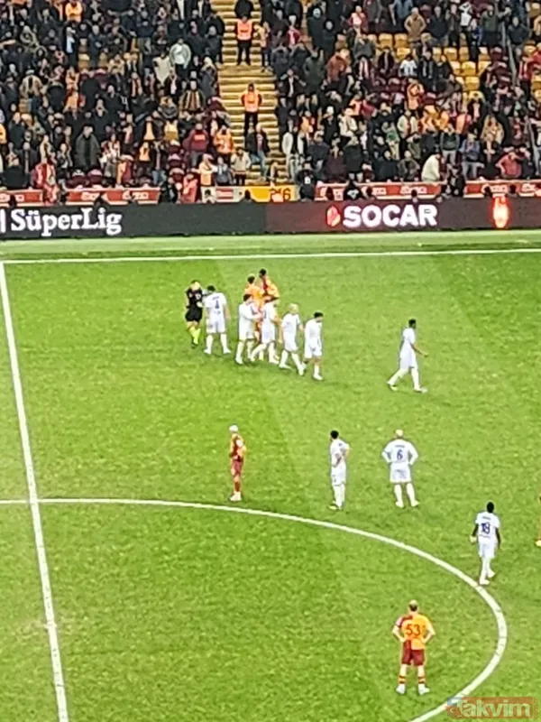 Maçın 45.Dakikasında Zaha Ve Okan Erdoğan Arasında Gerilim Yaşandı. İki Oyuncuda Bu Poziyonun Ardından Sarı Kart Gördü.