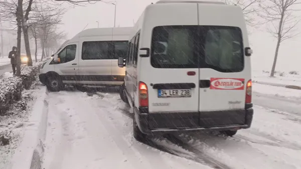 son-dakika-istanbulda-kar-firtinasi-istanbul-valiliginin-uyarilarina-ragmen-yollar-tuzlanmadi-ali-yerlikaya-di-1646893988339.jpg SON DAKİKA: İstanbul'da kar fırtınası! ❄İstanbul Valiliği'nin uyarılarına rağmen yollar tuzlanmadı: Ali Yerlikaya dikkat çekmişti servisler ve İETT yollarda kaldı-10