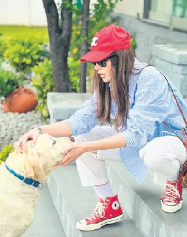 capkinligiyla-taninan-mehmet-ali-erbil-sahalara-geri-dondu-genc-kizlarla-birlikte-1684265672423.jpeg Çapkınlığıyla tanınan Mehmet Ali Erbil sahalara geri döndü: Genç kızlarla birlikte...-9