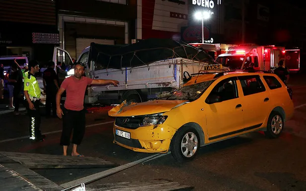 İzmir'de zincirleme kaza! 4 kişi yaralandı-2