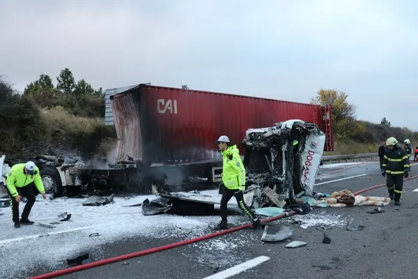 anadolu-otoyolunda-2-tirin-karistigi-kaza-ulasimi-aksatti-1667973957921.jpg Anadolu Otoyolu'nda 2 tırın karıştığı kaza ulaşımı aksattı-3